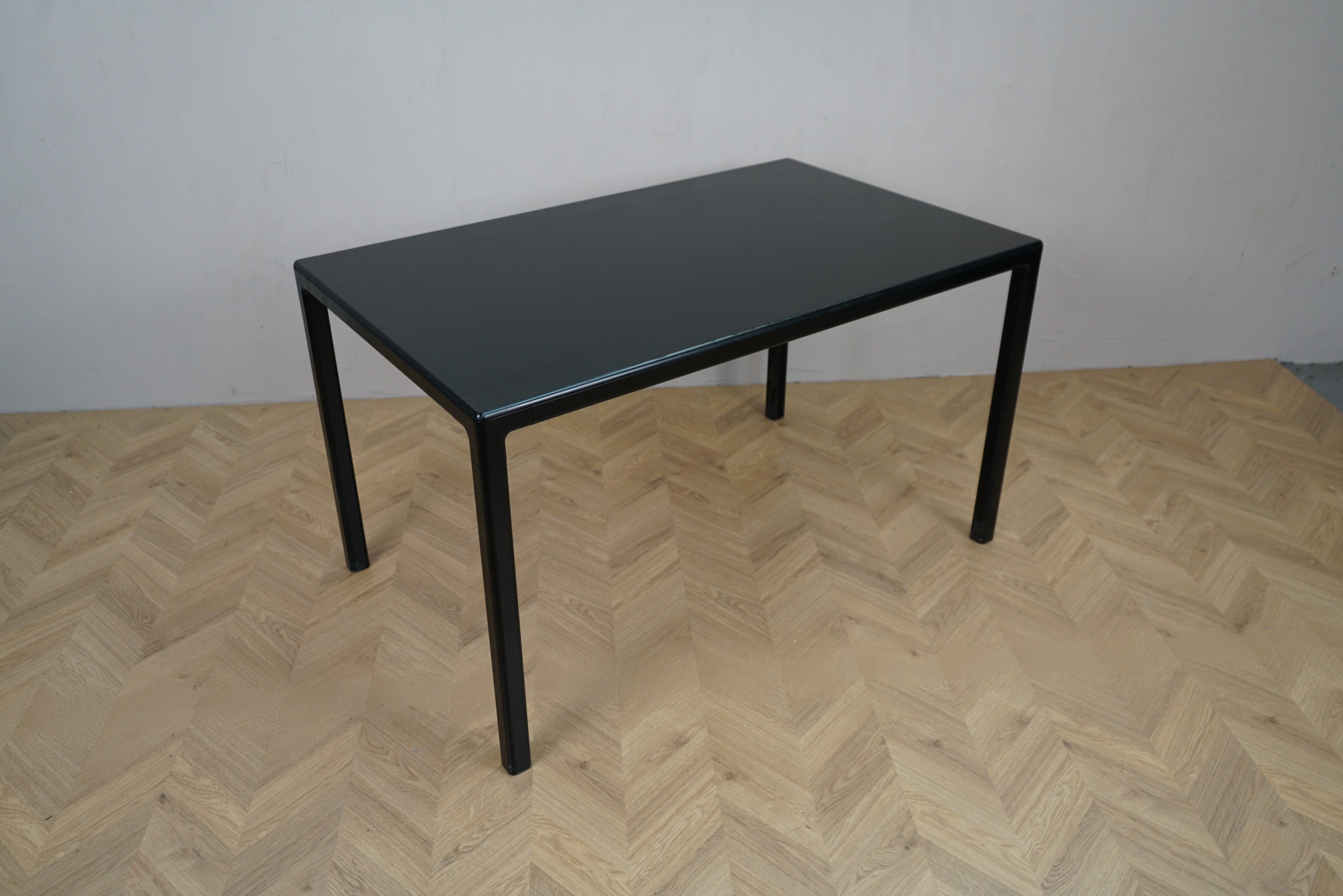 HAY T12 sort spisebord set fra skrå vinkel – moderne sort designbord 130x80 cm